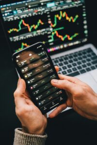 A diferença entre ações, FIIs e ETFs (e qual é ideal para você) entenda em 5min